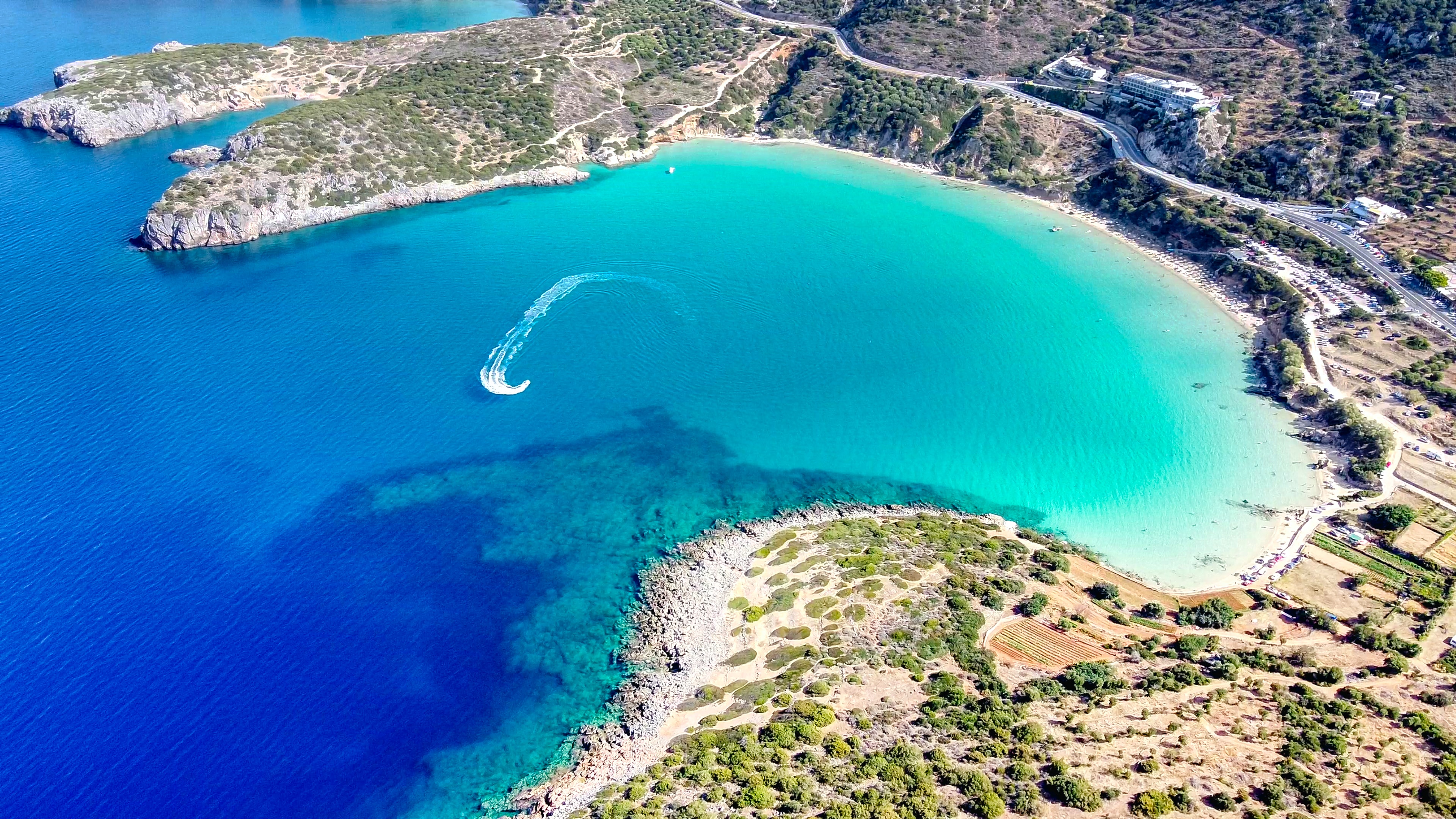 Bucht von Evangelos auf Kreta mit türkisem Meer und weißem Sandstrand