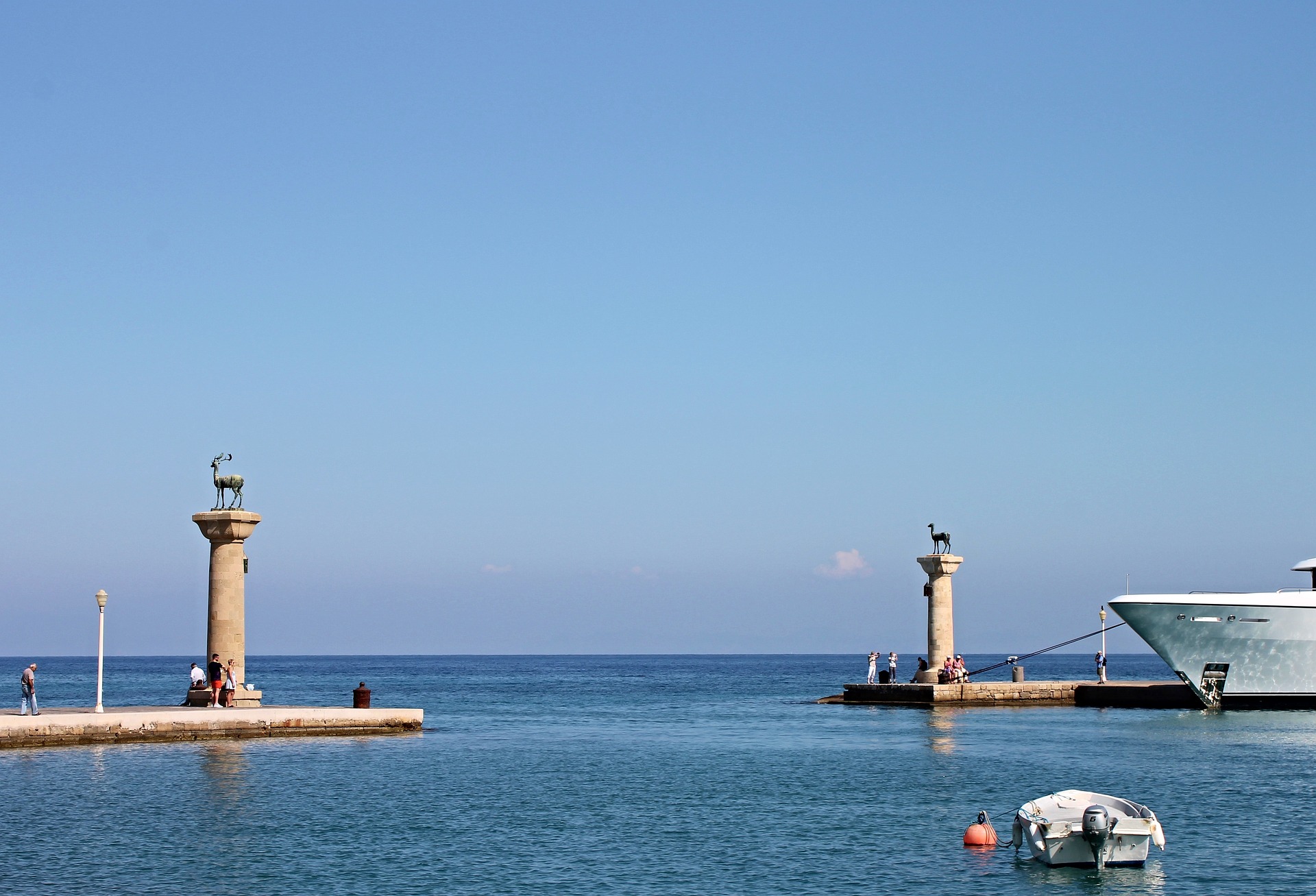 Der Hafen Eingang von Rhodos mit zwei griechischen Säulen