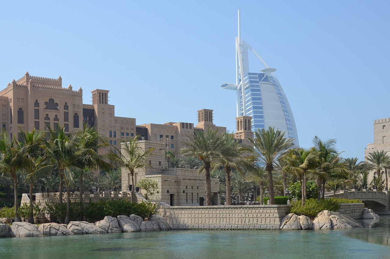 Historische Gebäuden vor dem Burj Al Arab