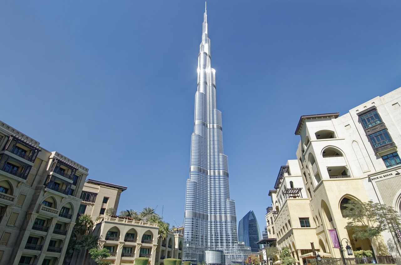 Historische Gebäuden vor dem Burj Khalifa