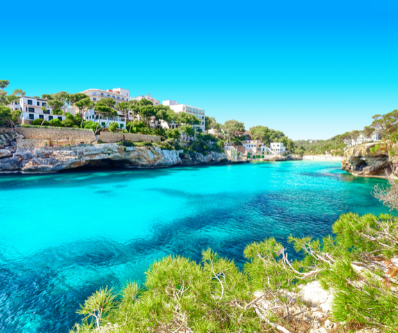 Meeresbucht mit weißen Häusern auf der spanischen Insel Mallorca