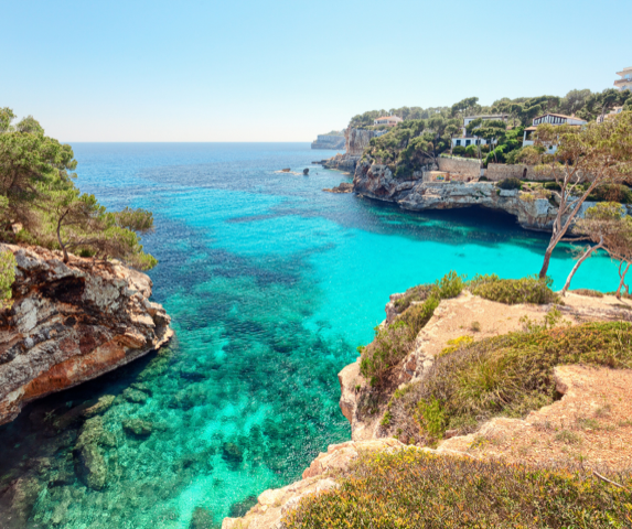 Ausblick über eine Meeresbucht mit wilden Felsen auf Mallorca