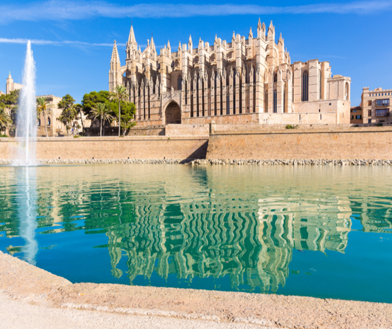 Die Kathedrale von Palma de Mallorca spiegelt sich auf kristallklarem Wasser