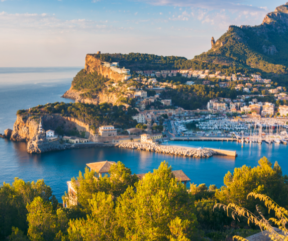 Bucht von Port de Soller auf Mallorca an einem herrlichen  Sommertag